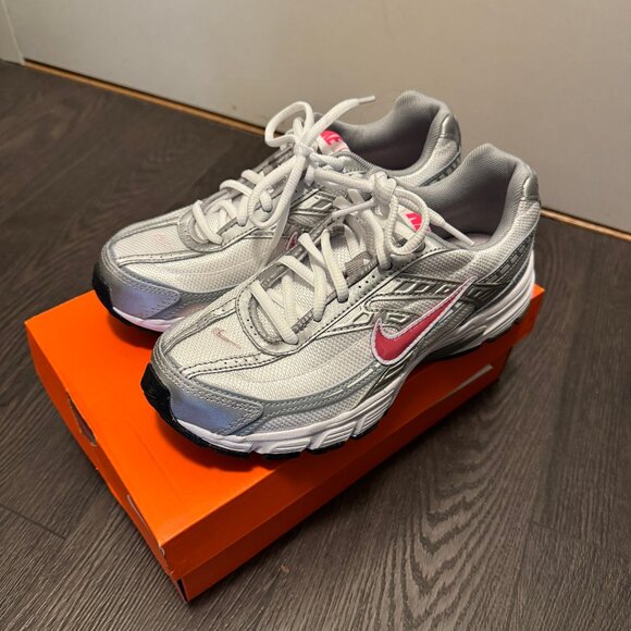 WOMENS NIKE INITIATOR - WHITE/METALLIC SILVER/CHERRY SIZE 7 - Picture 1 of 10
